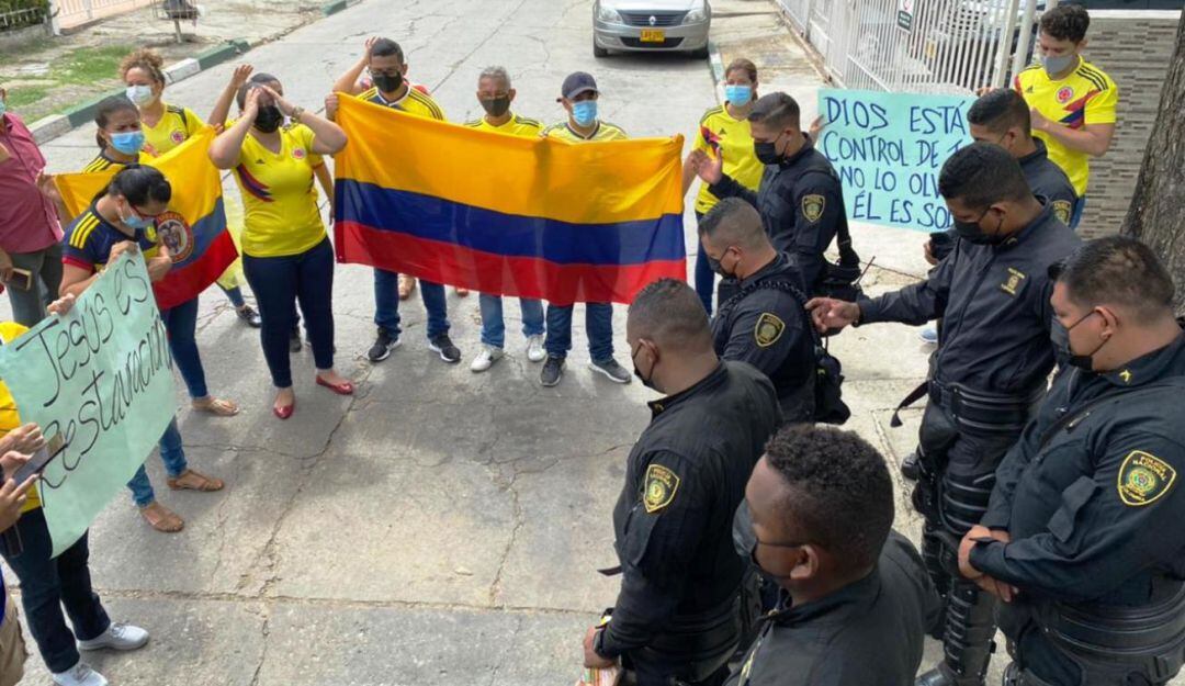 En una cadena de oración, vecinos e integrantes del Escuadrón Móvil Antidisturbios, se unieron en una plegaria por la paz y armonía