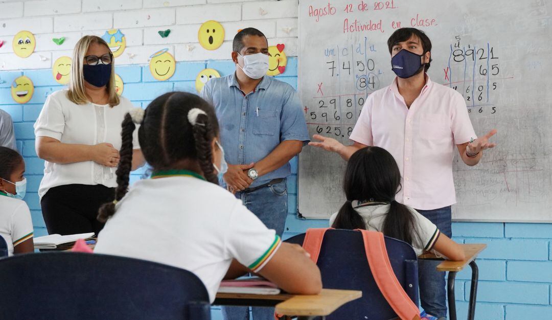 Visita del alcalde Jaime Pumarejo a colegios