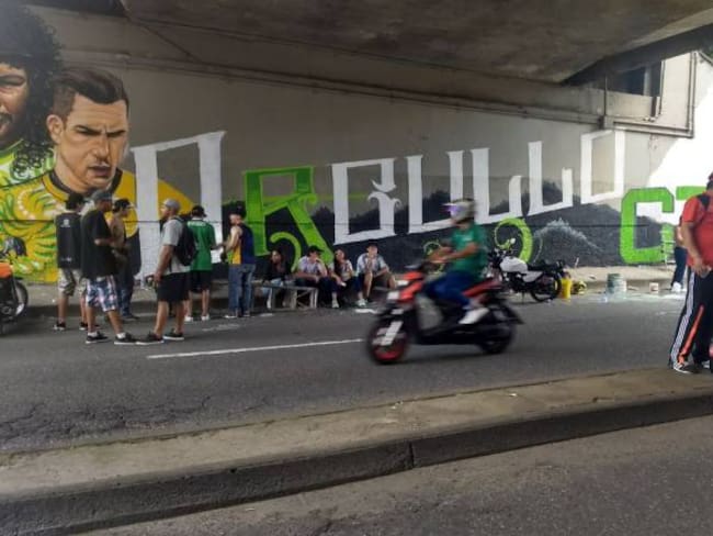 Como un gesto de paz, hinchas de Nacional y Medellín pintan murales
