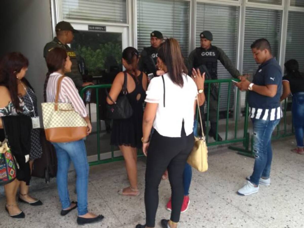 “Todo es un montaje”: Familiares de policías señalados de repartirse droga