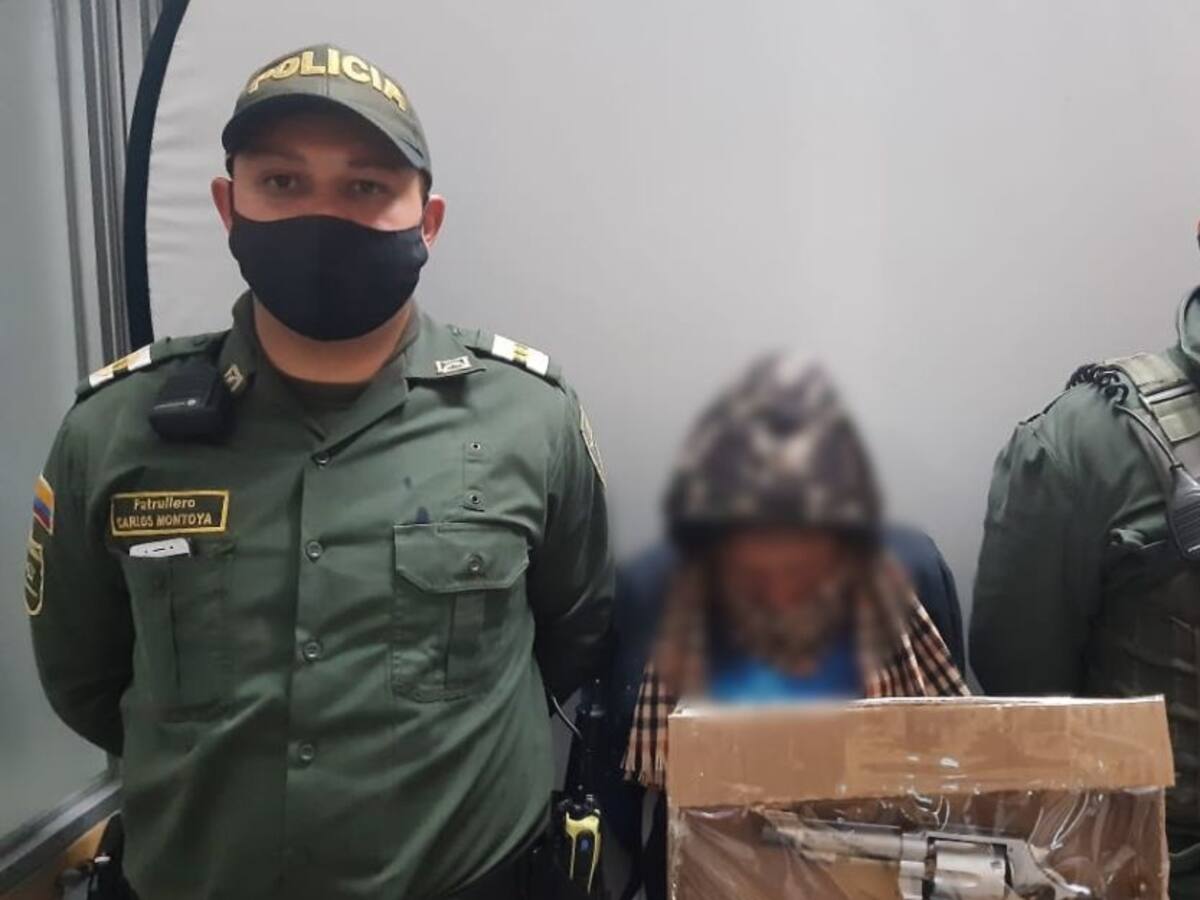 A mujer en estado de embarazo, le hallaron un arma de fuego