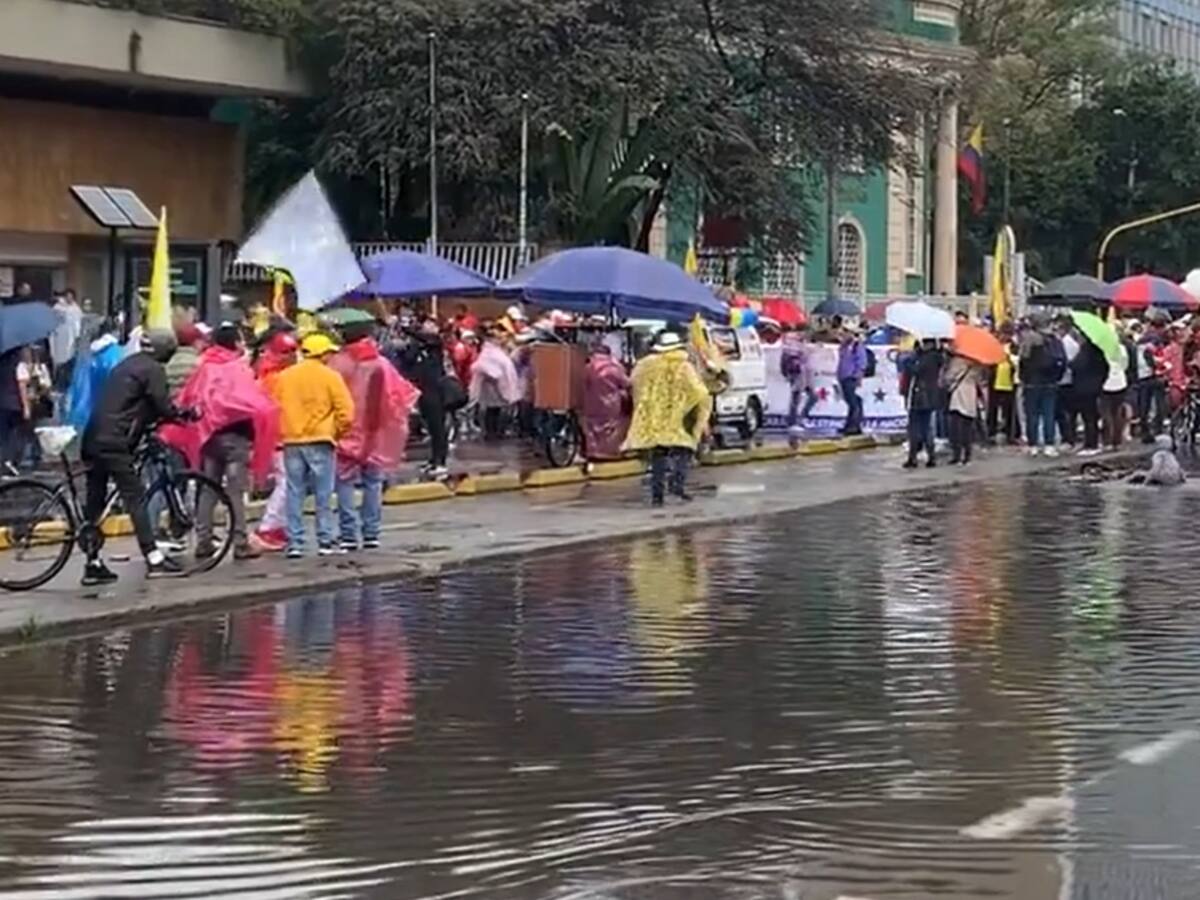 Fuertes lluvias se registran en Bogotá este domingo 21 de abril en medio de jornada de protestas