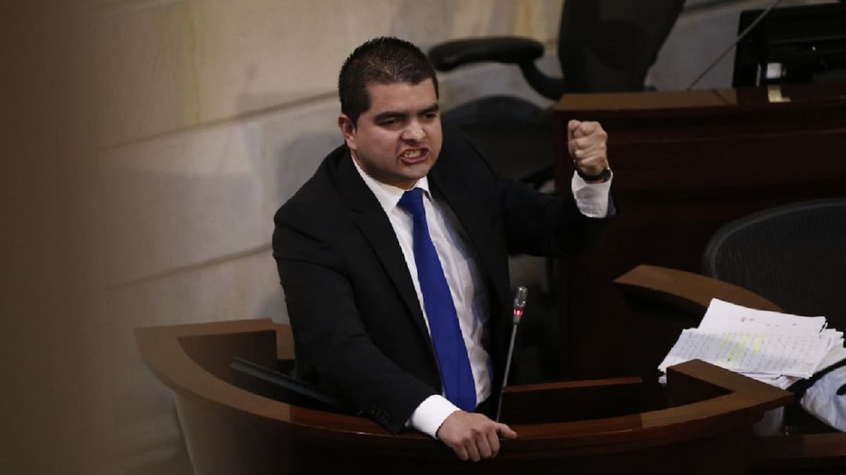 Veeduría solicita al CNE que se revoque inscripción de Julián Bedoya por doble militancia