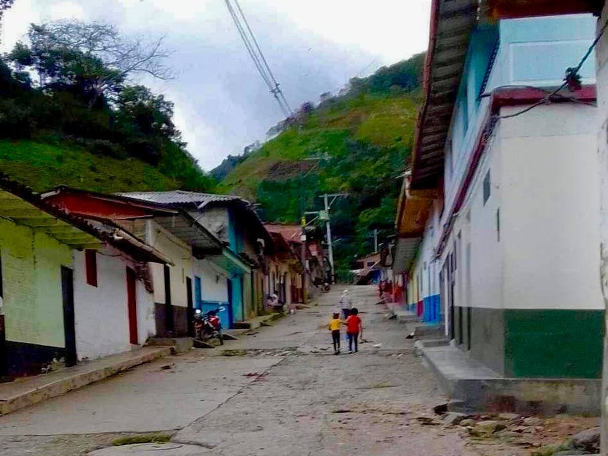 Otro líder y su familia tuvo que abandonar Ituango, duraron casi dos días escondidos