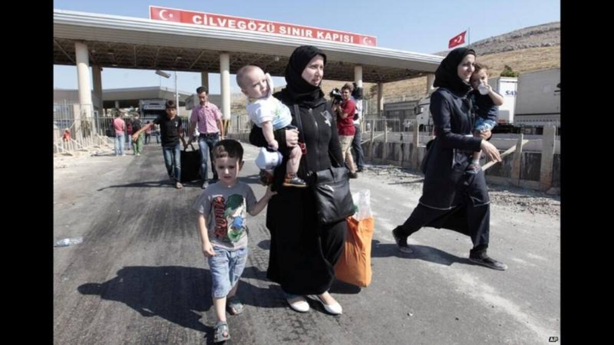 El martes, ACNUR señaló en un comunicado: "Siria se desangra con mujeres, niños y hombres que cruzan las fronteras con poco más que la ropa que llevan puesta".