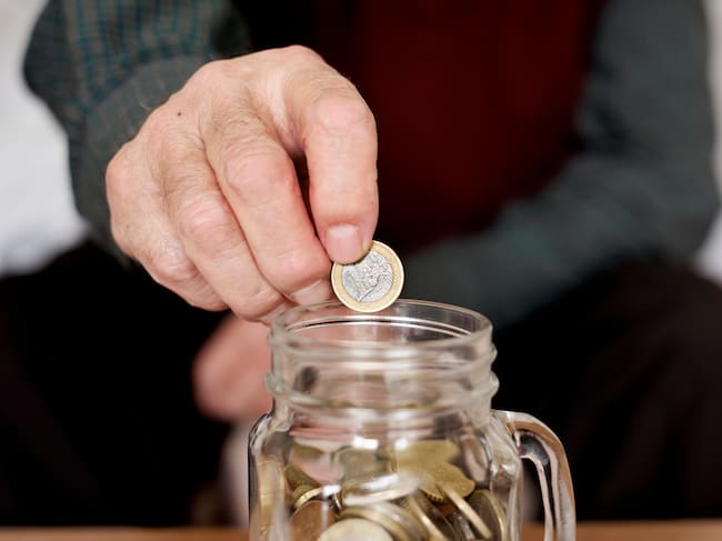 Aunque una de cada cuatro personas con edad de jubilación cuenta con una pensión, el Gobierno Nacional dedica la tercera parte de sus magros recursos tributarios en el pago de pensiones para las clases más favorecidas