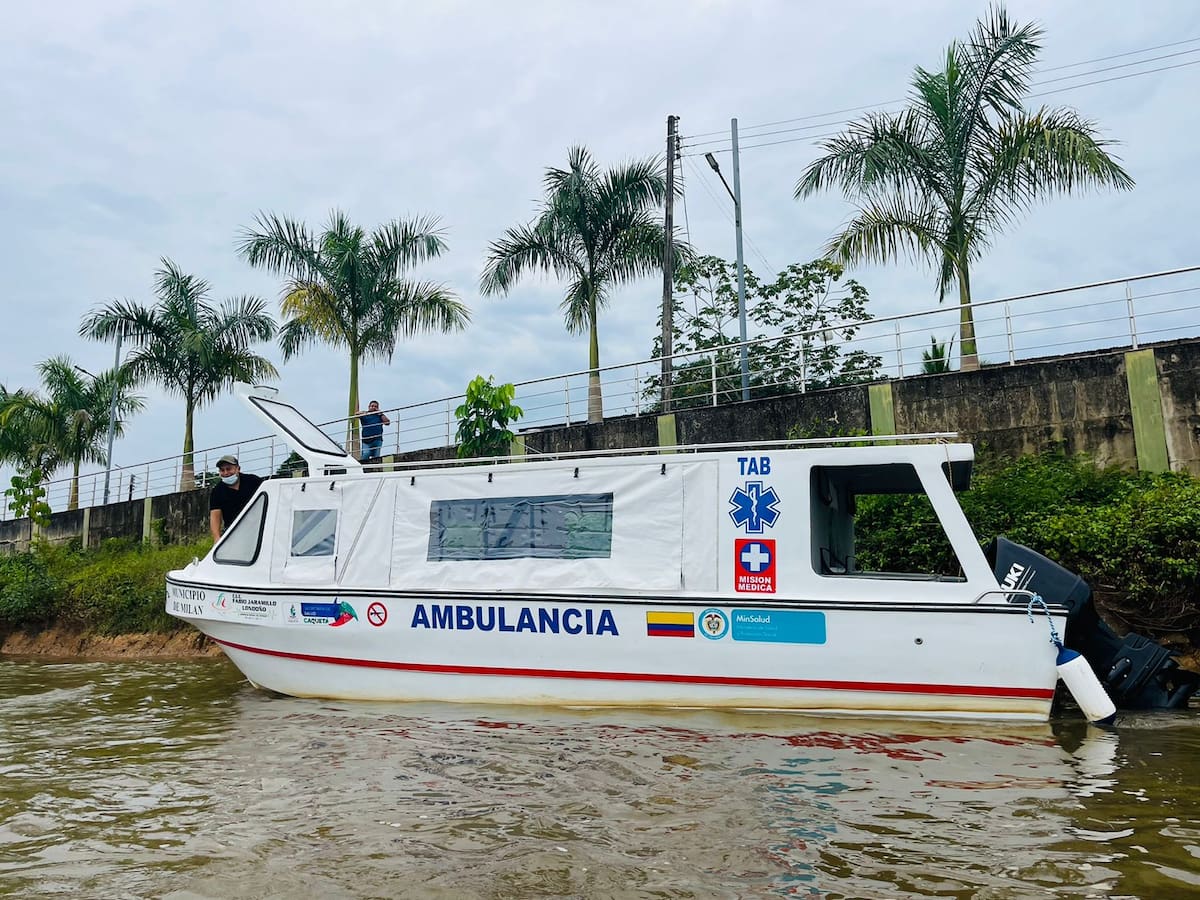 Gobernación del Caquetá entrega ambulancia fluvial a la comunidad de Milán