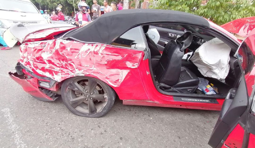 El choque de un vehículo particular contra uno público deja a tres pasajeros heridos.