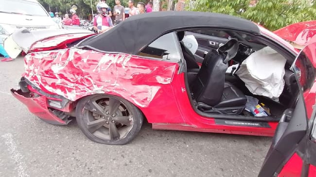 El choque de un vehículo particular contra uno público deja a tres pasajeros heridos.