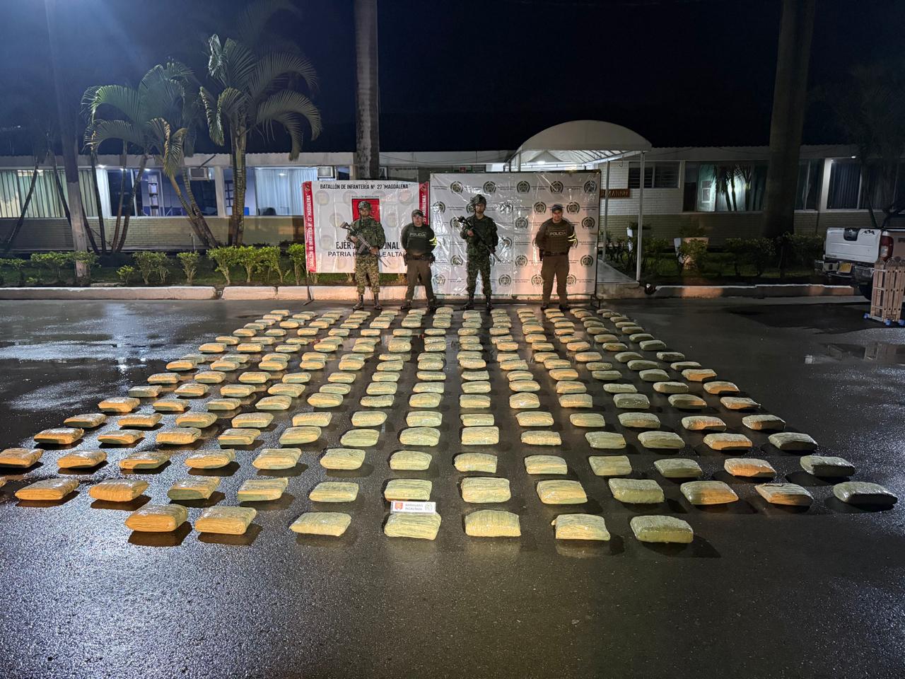 Los 215 kilos de marihuana fueron abandonados por narcotraficantes en una vía rural de Pitalito durante un operativo militar y policial.