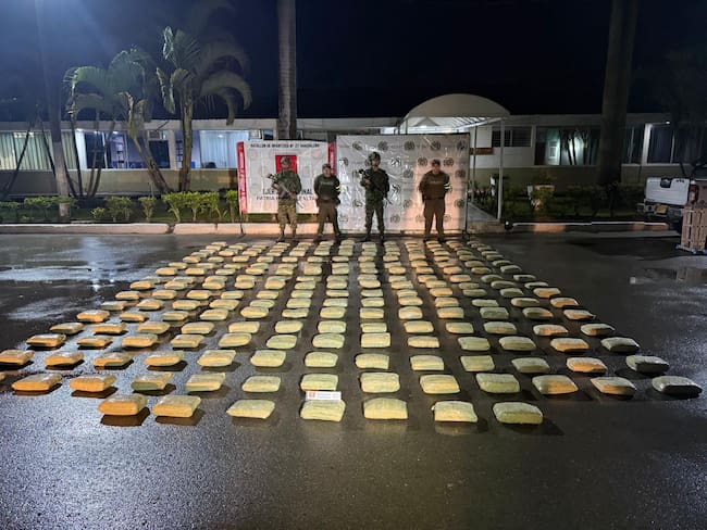 Los 215 kilos de marihuana fueron abandonados por narcotraficantes en una vía rural de Pitalito durante un operativo militar y policial.