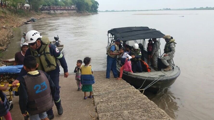 Rescatan a 11 personas que quedaron a la deriva en el río Meta. Foto: Armada Nacional