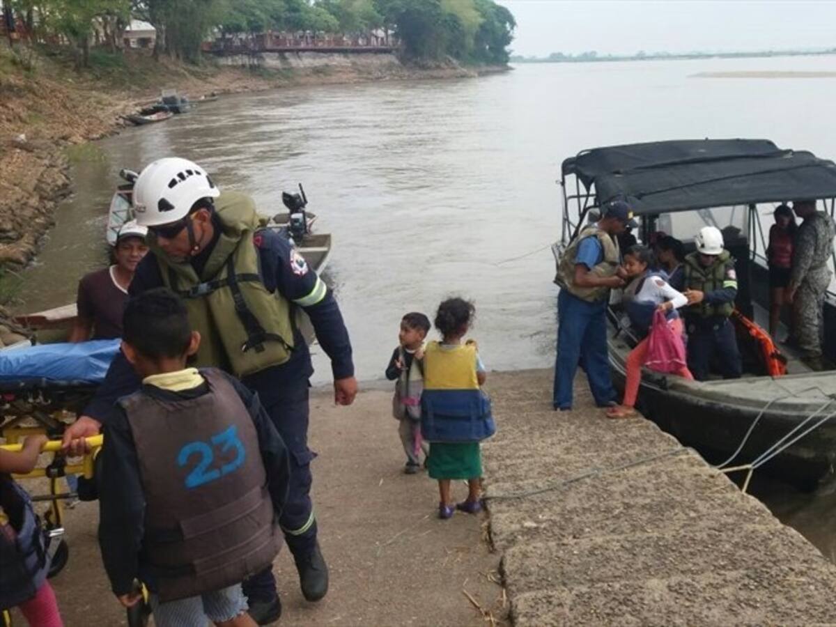 Rescatan a 11 personas que quedaron a la deriva en el río Meta