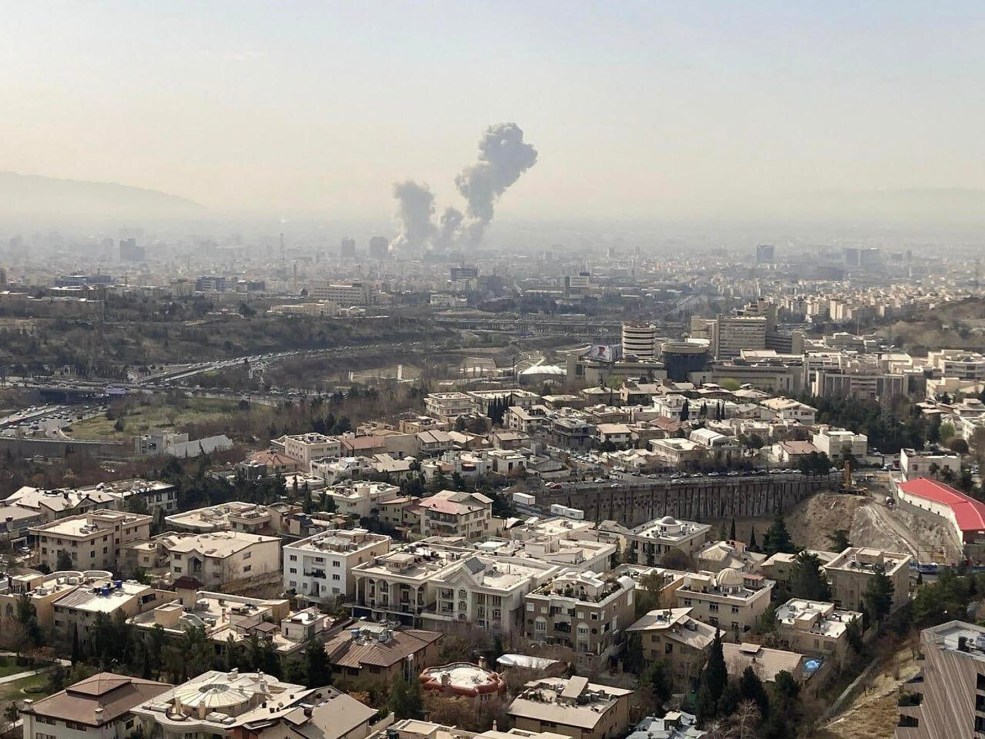 TEHERÁN (IRÁN), 28/02/2026.- Una columna de humo emerge del centro de Teherán tras un ataque israelí este sábado. Irán anunció este sábado el cierre de su espacio aéreo después de que se escucharan varias explosiones en diversos puntos de Teherán y de que Israel informara de que ha lanzado un ataque preventivo contra el país persa. EFE/ Mehrnews SOLO USO EDITORIAL/SOLO DISPONIBLE PARA ILUSTRAR LA NOTICIA QUE ACOMPAÑA (CRÉDITO OBLIGATORIO). PROHIBIDO SU USO POR MEDIOS ISRAELÍES