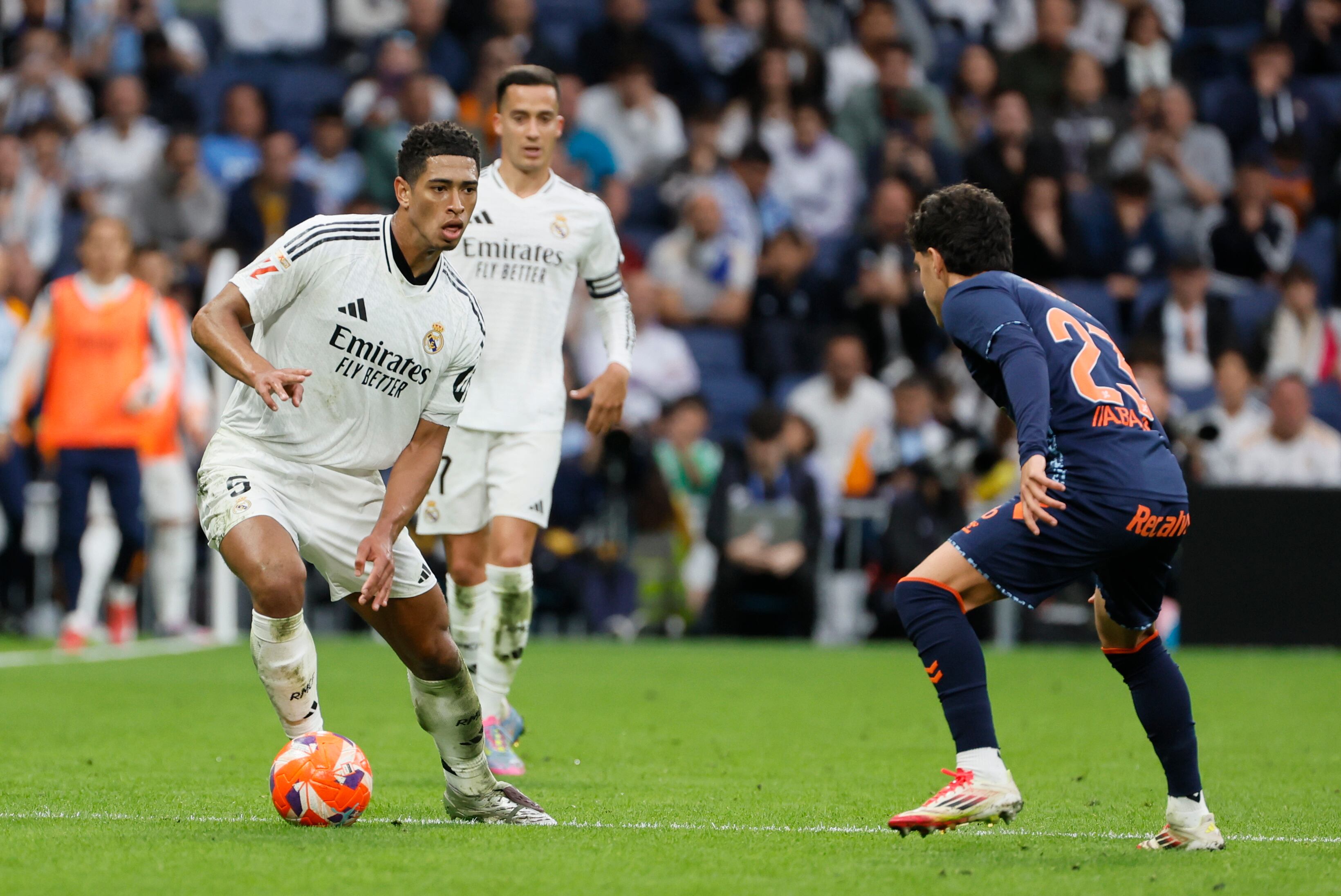 MADRID, 04/05/2025.- El centrocampista británico del Real Madrid Jude Bellingham (i) lucha por el balón con el defensa del Celta de Vigo Hugo Álvarez durante el partido entre el Real Madrid y el Celta este domingo en el estadio Santiago Bernabéu en Madrid este domingo. EFE/ Ballesteros