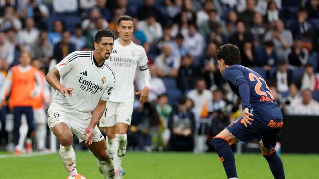 MADRID, 04/05/2025.- El centrocampista británico del Real Madrid Jude Bellingham (i) lucha por el balón con el defensa del Celta de Vigo Hugo Álvarez durante el partido entre el Real Madrid y el Celta este domingo en el estadio Santiago Bernabéu en Madrid este domingo. EFE/ Ballesteros