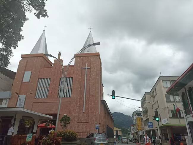 Días de cielo nublado en el Quindío, iglesia San José de Calarcá. Foto: Adrián Trejos