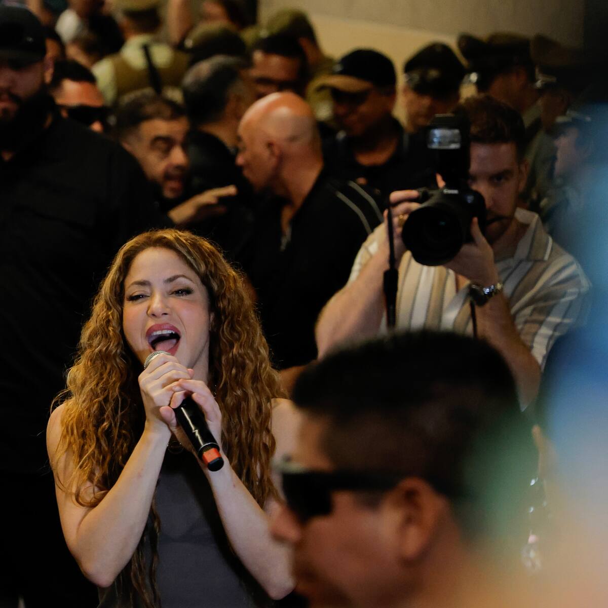 Shakira regala una canción a sus fans en la puerta del hotel antes de abandonar Chile
