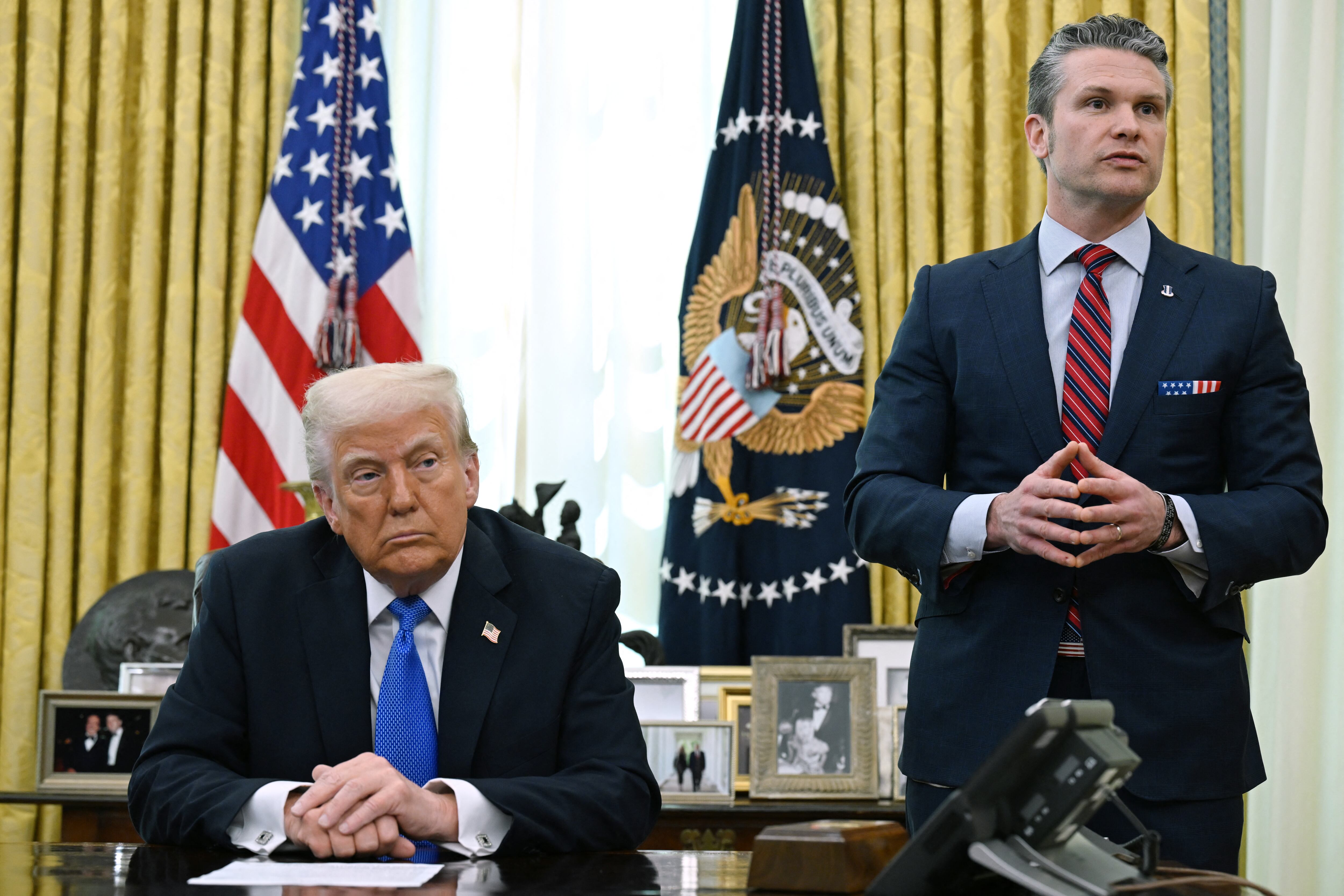 Presidente estadounidense Donald Trump, junto al Secretario de Defensa de Estados Unidos, Pete Hegseth. FOTO: ANNABELLE GORDON/AFP /Getty Images