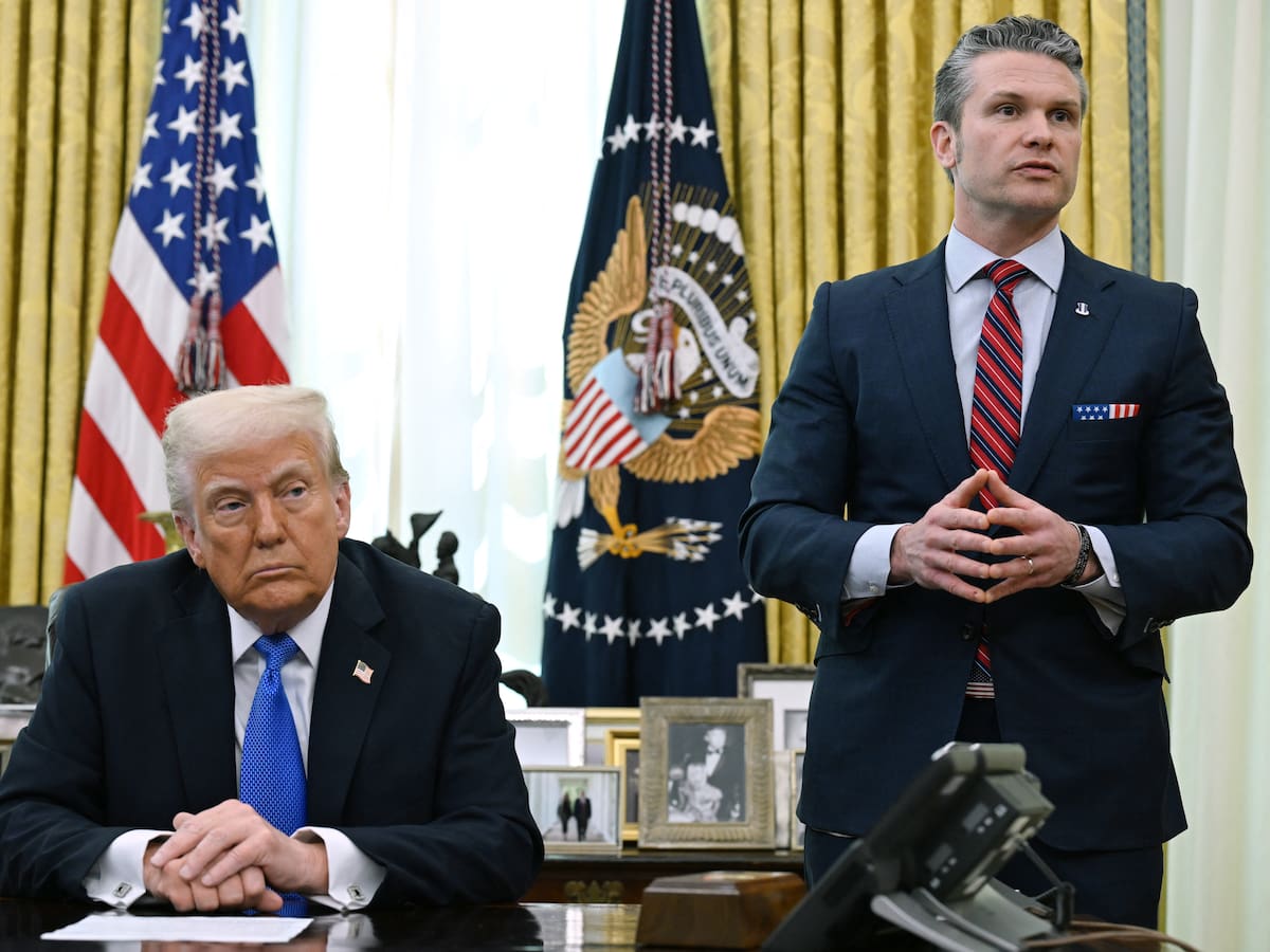 “Los que buscan la paz, deben prepararse para la guerra”, líder del Pentágono desde buque de EE.UU.