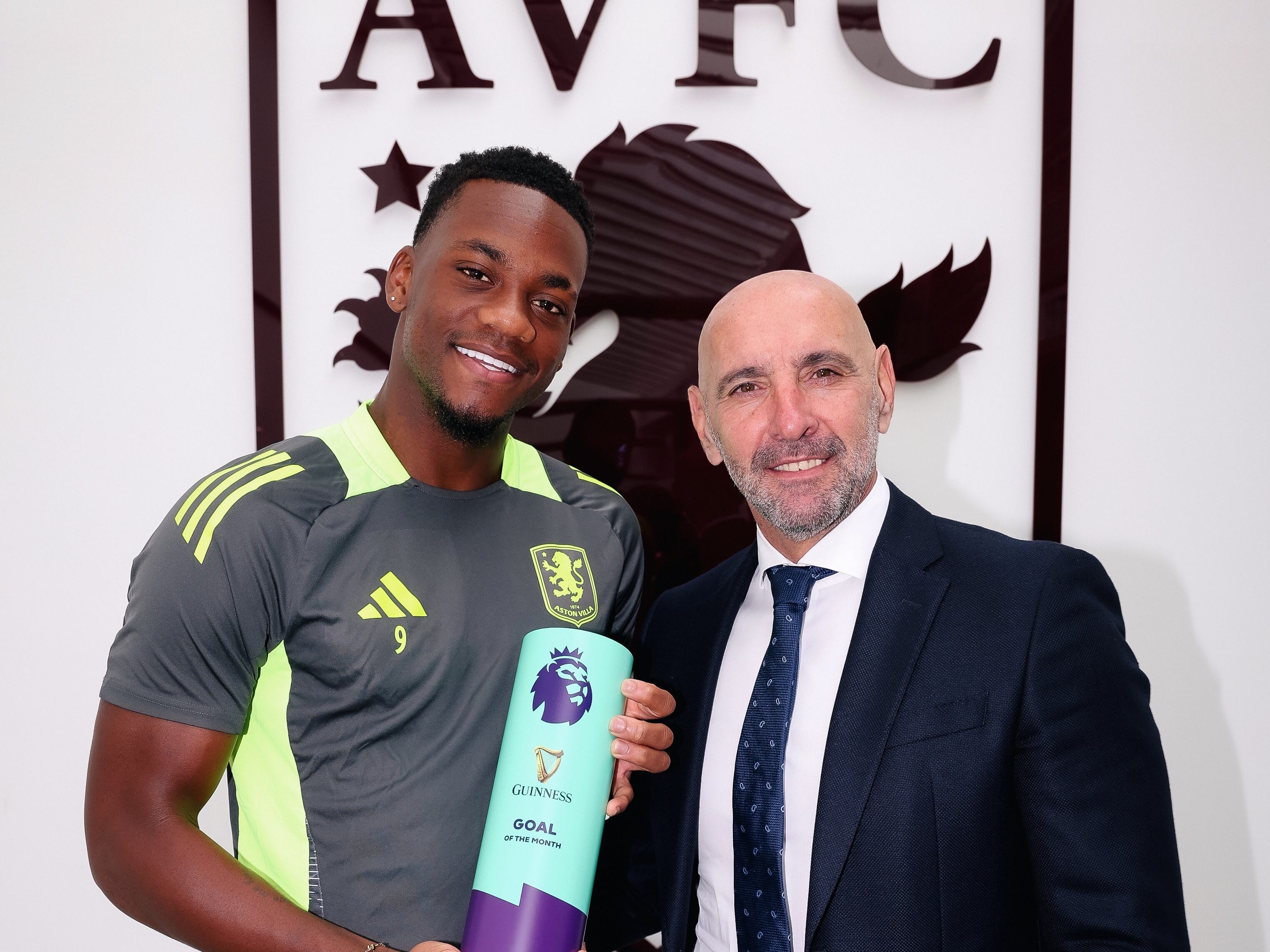 Jhon Durán recibe premio al Mejor gol del Mes de la Premier League/ @AVFCOfficial