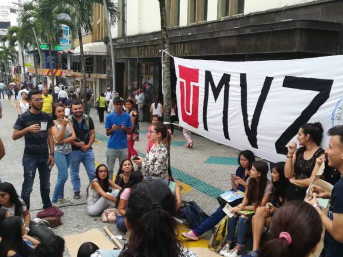 Estudiantes reciben clases en las calles de Ibagué