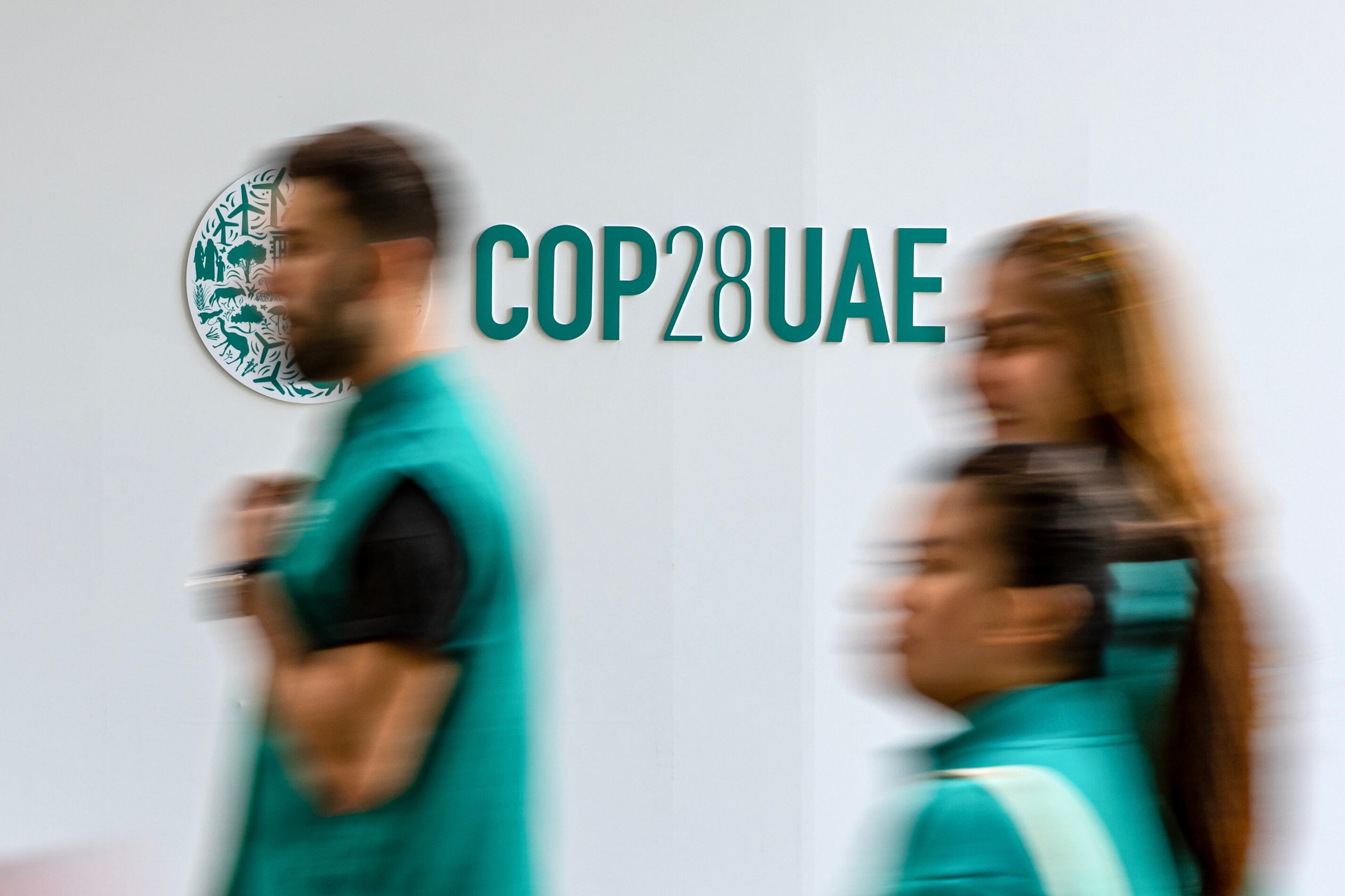 Dubai (United Arab Emirates), 11/12/2023.- Participants walk past the COP28 logo at Expo Dubai, the venue of the 2023 United Nations Climate Change Conference (COP28), in Dubai, United Arab Emirates, 11 December 2023. COP28 runs from 30 November to 12 December, and is expected to host one of the largest number of participants in the annual global climate conference as over 70,000 estimated attendees, including the member states of the UN Framework Convention on Climate Change (UNFCCC), business leaders, young people, climate scientists, Indigenous Peoples and other relevant stakeholders will attend. (Emiratos Árabes Unidos) EFE/EPA/MARTIN DIVISEK