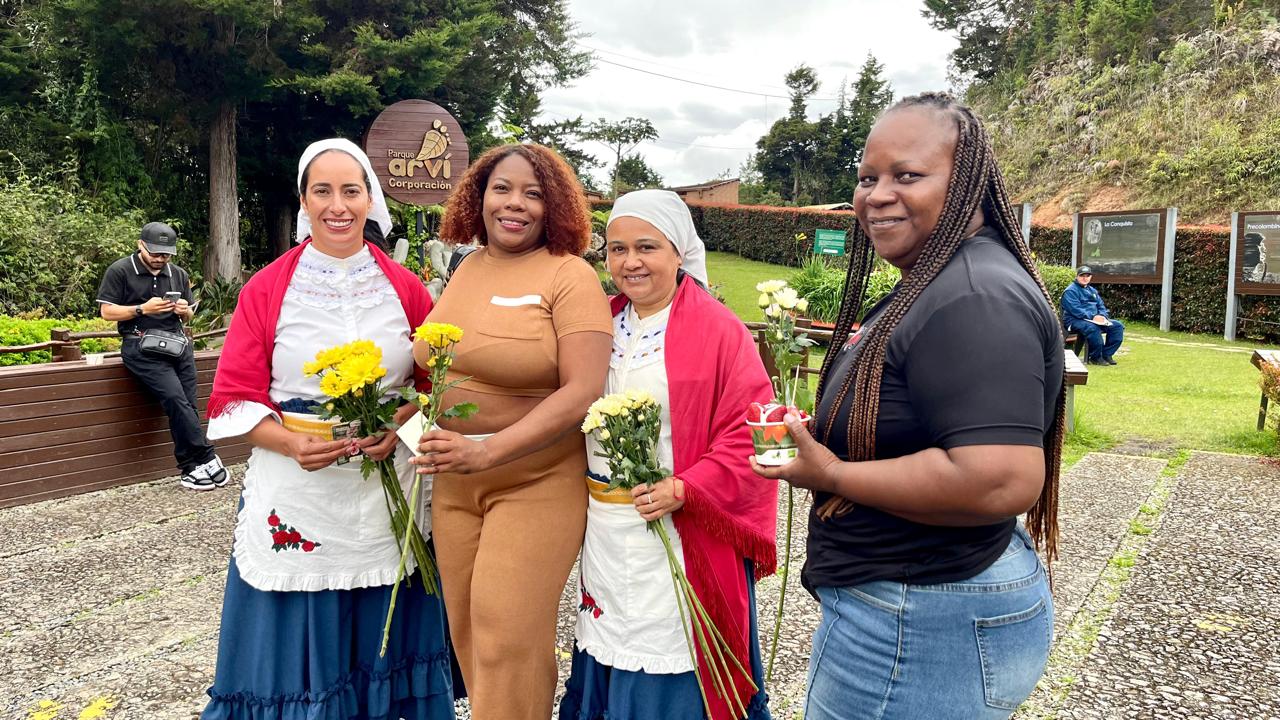 Entrega de flores en Arví. Cortesía: Alcaldía de Medellín