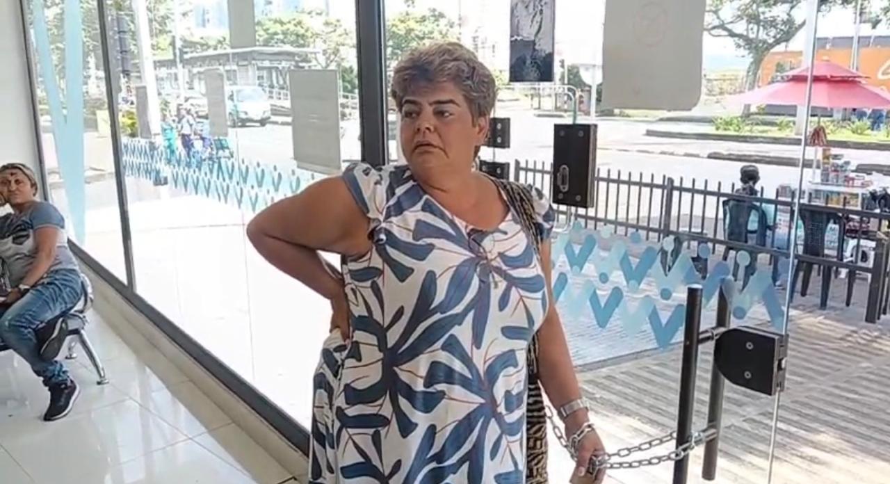 Foto: Madre se encadenó en sede de la Nueva EPS en Pereira - Suministrada comunidad