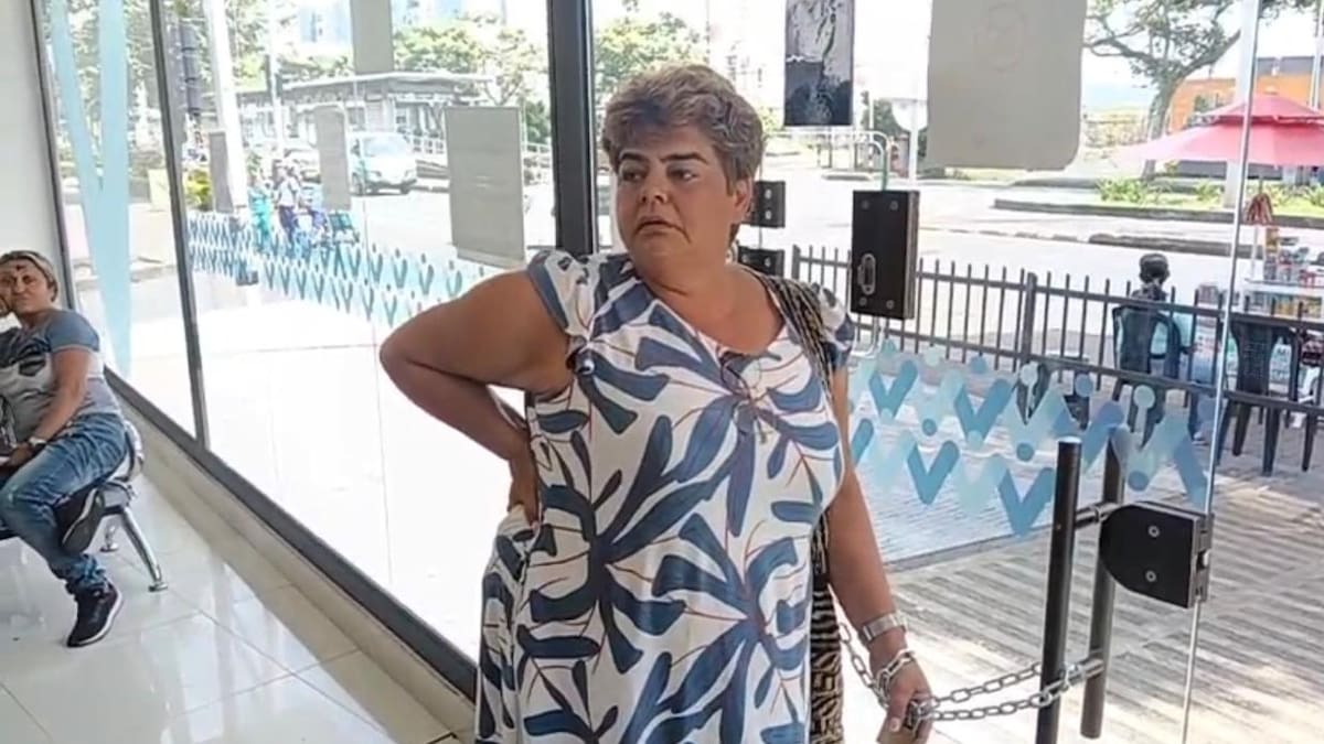 Una madre se encadenó en la Nueva EPS por demoras en entrega del tratamiento de su hija en Pereira
