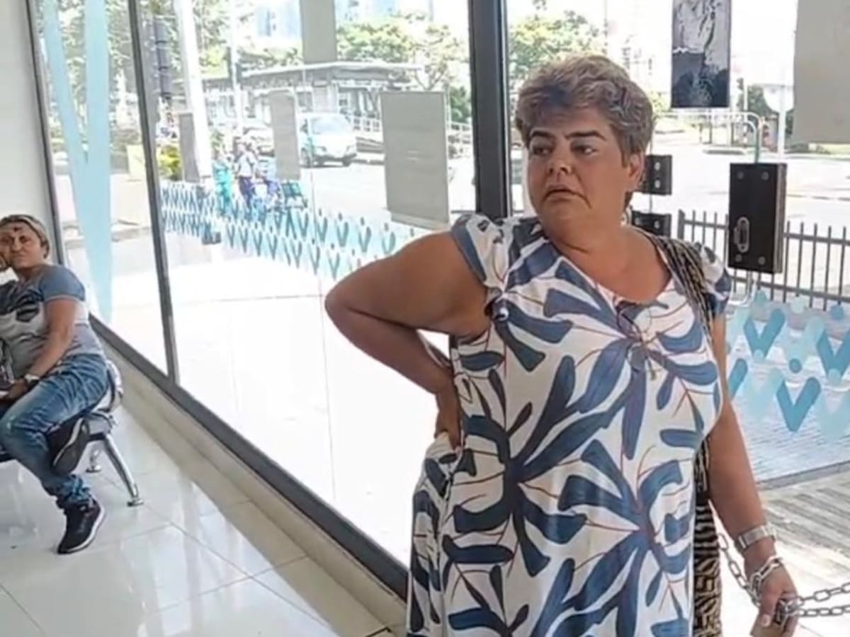 Una madre se encadenó en la Nueva EPS por demoras en entrega del tratamiento de su hija en Pereira
