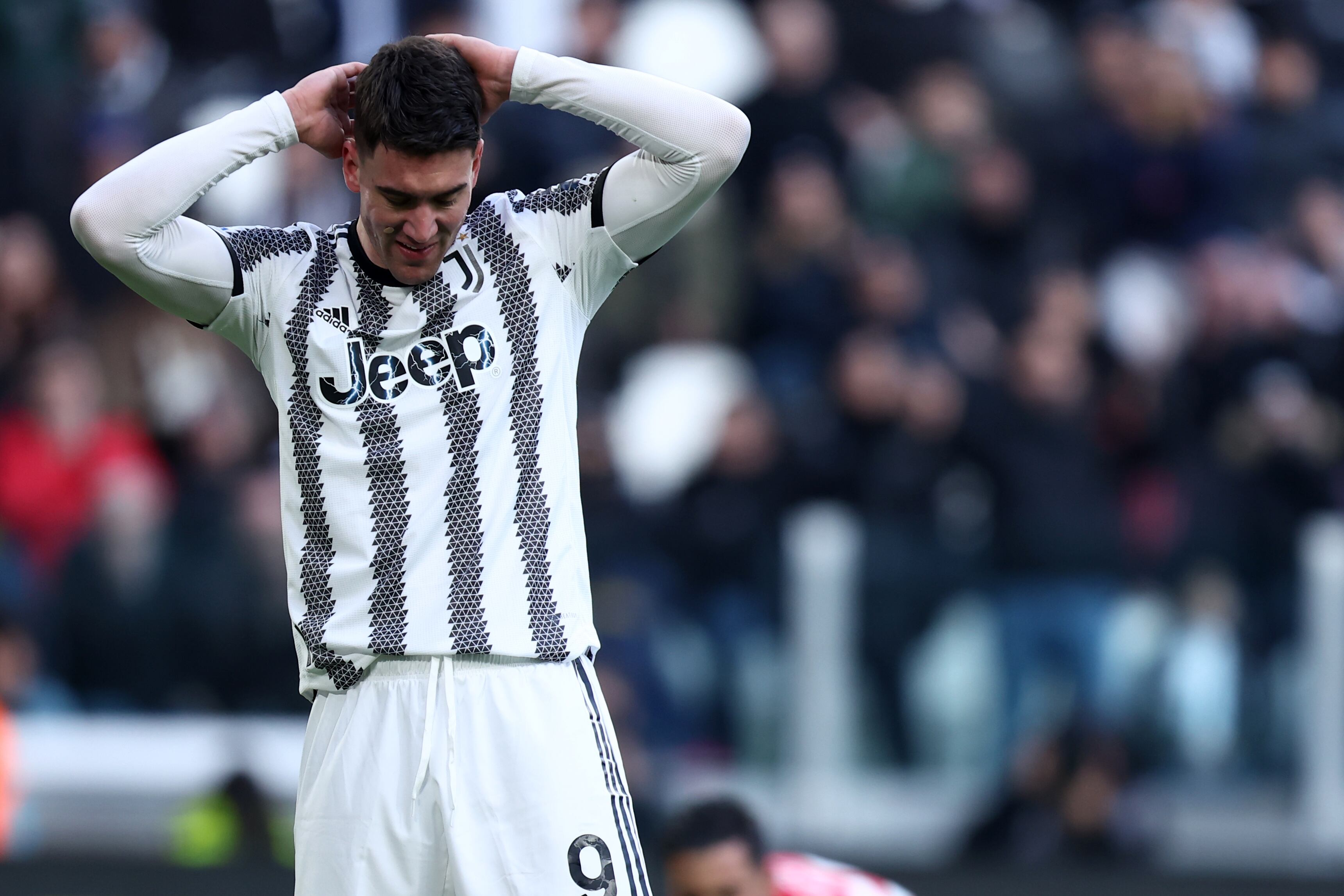 Vlahovic se lamenta tras la derrota de la Juventus. (Photo by sportinfoto/DeFodi Images via Getty Images)