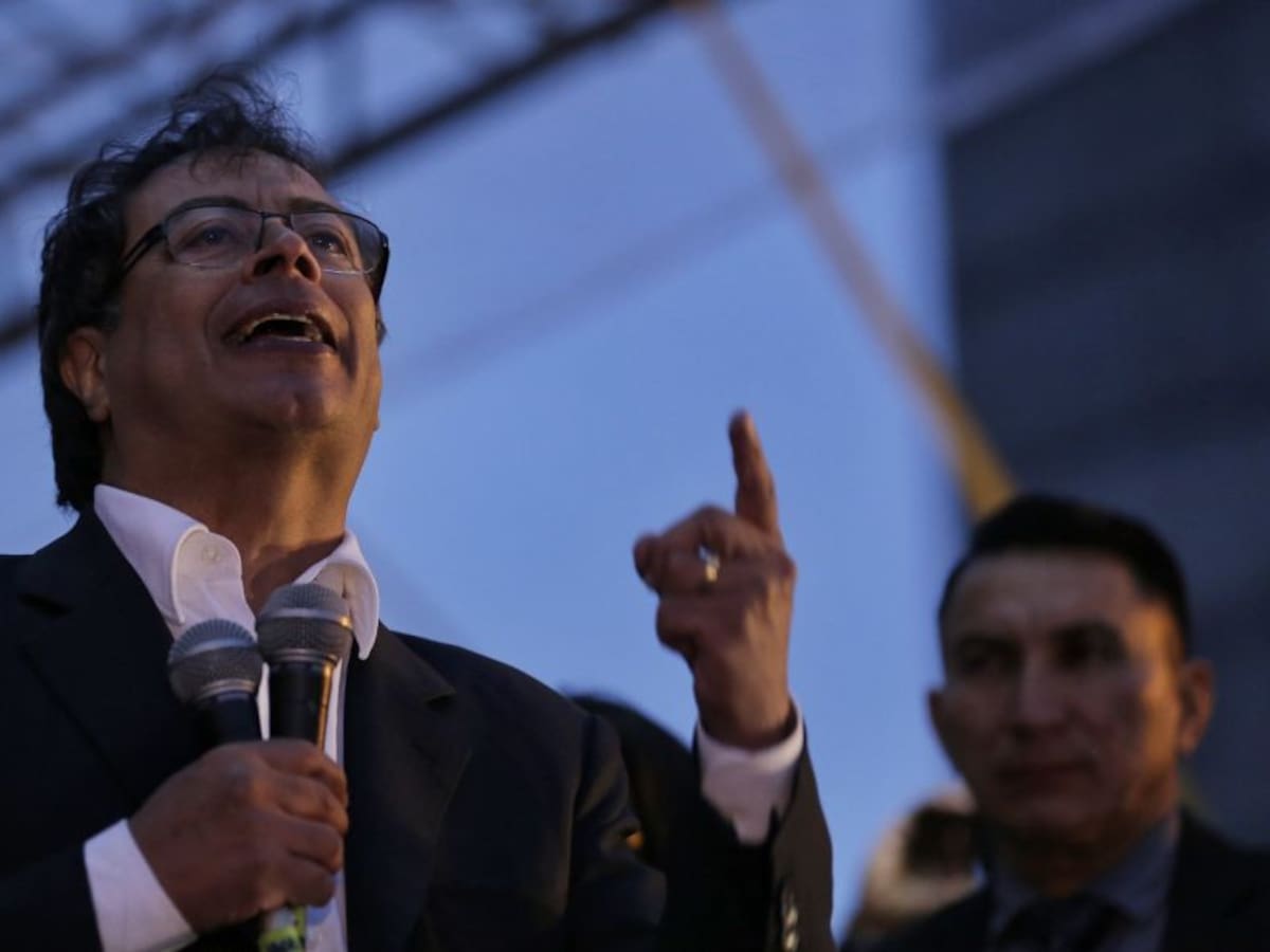 "Petro debería buscar ayuda profesional": senador Santiago Valencia