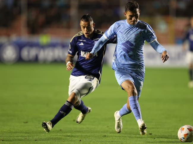 AMDEP005. LA PAZ (BOLIVIA), 11/04/2024.- Jesús Sagredo (d) de Bolívar disputa un balón con Leonardo Castro de Millonrios este jueves, en un partido de la fase de grupos de la Copa Libertadores entre Bolívar y Millonarios, en el estadio Hernando Siles en La Paz (Bolivia). EFE/ Luis Gandarillas