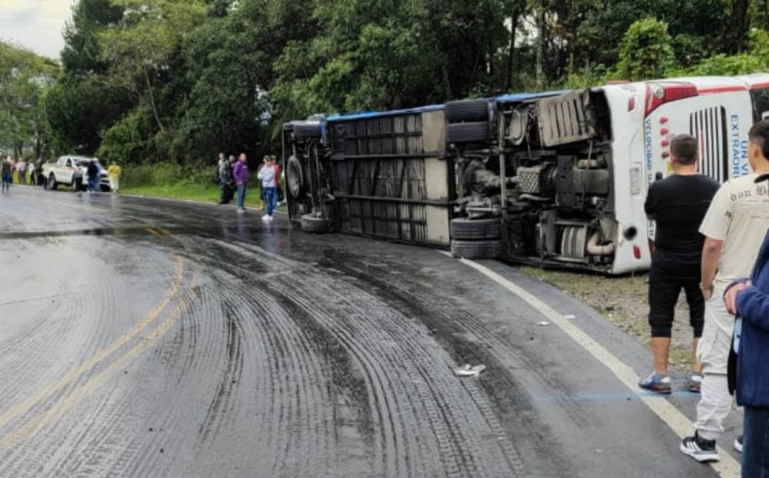 Los ocho pasajeros heridos fueron trasladados al Hospital Regional de Moniquirá y no presentan lesiones de gravedad.