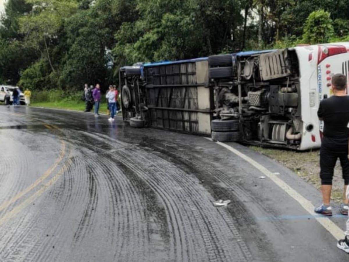 Ocho personas resultaron heridas tras volcamiento de bus de Copetran en la vía Arcabuco - Moniquirá