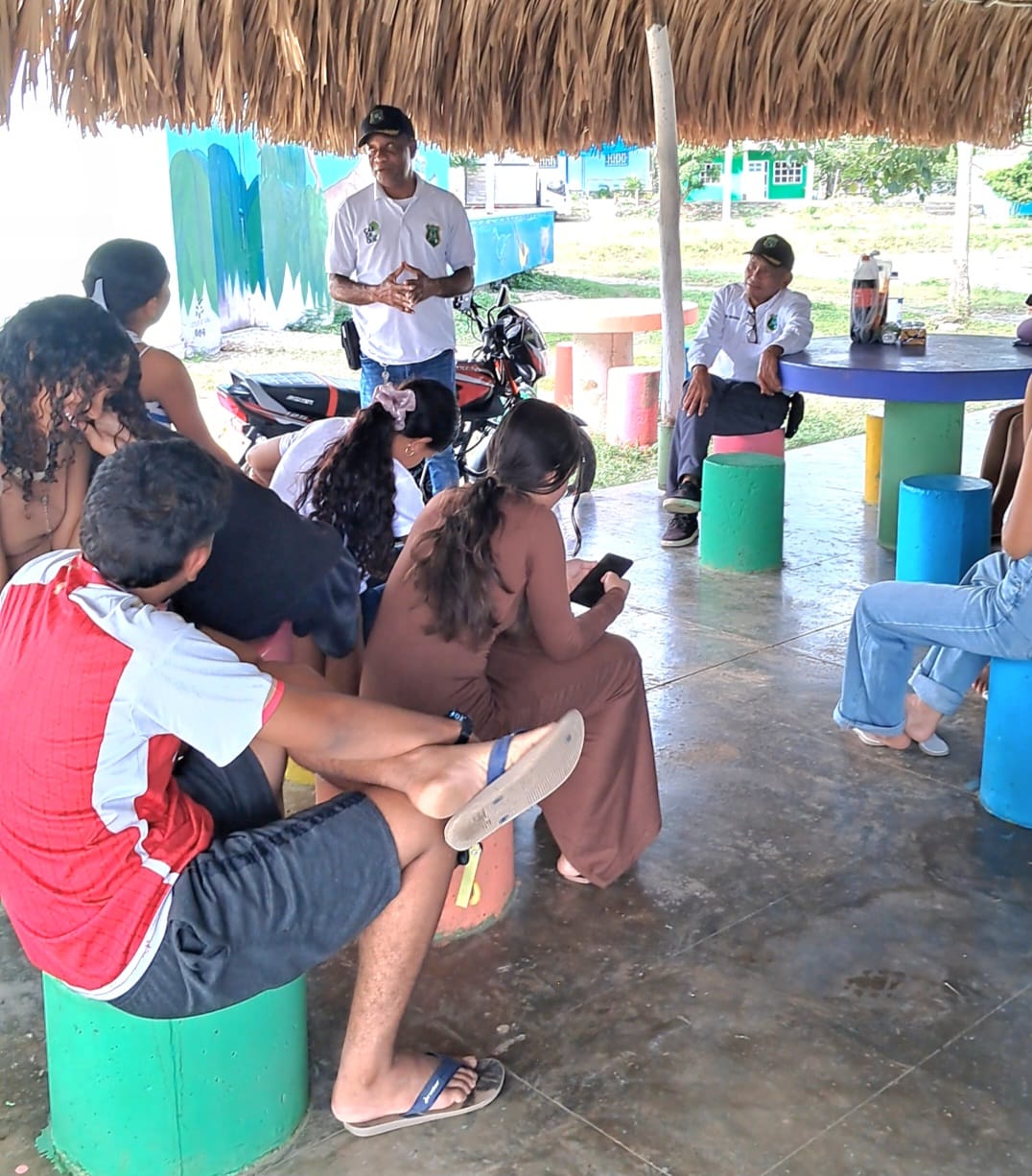 Los jóvenes aprendiendo sobre educación ambiental. // Guardia Ambiental