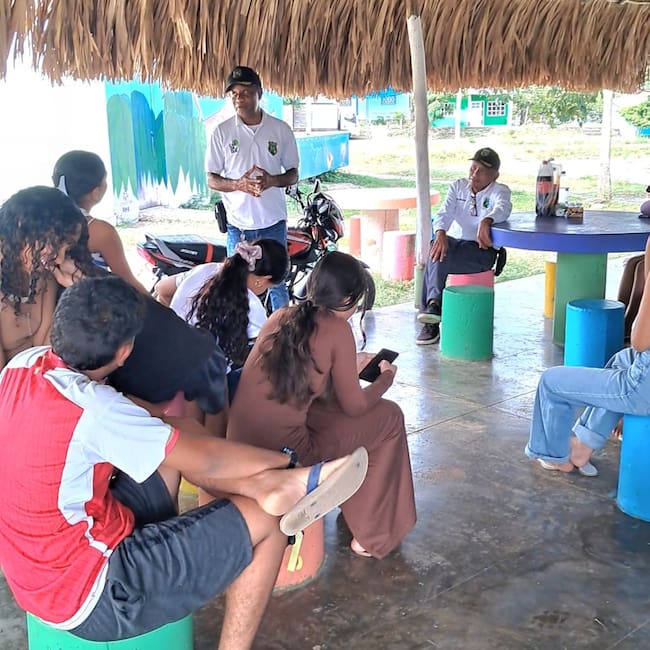 Los jóvenes aprendiendo sobre educación ambiental. // Guardia Ambiental