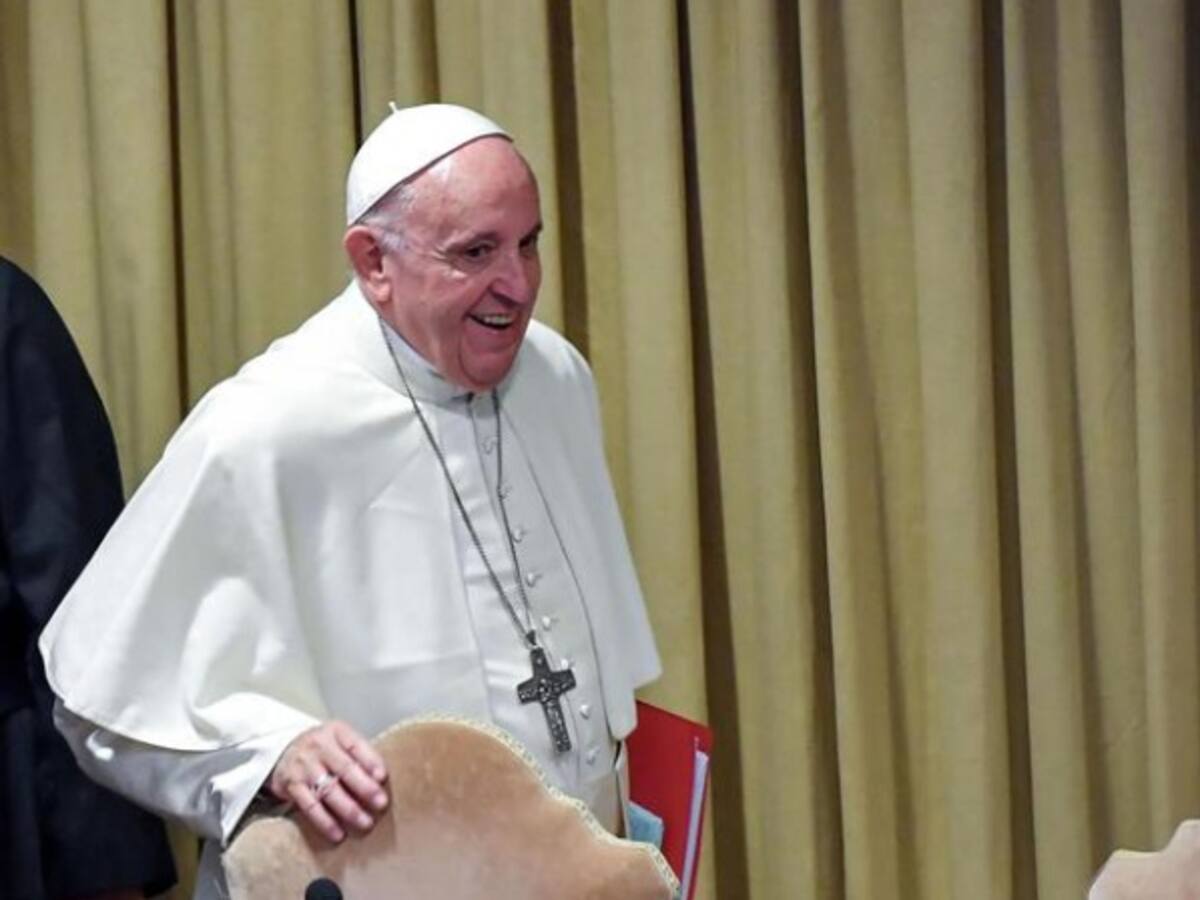 El papa sufrió una caída mientras regresaba a su residencia
