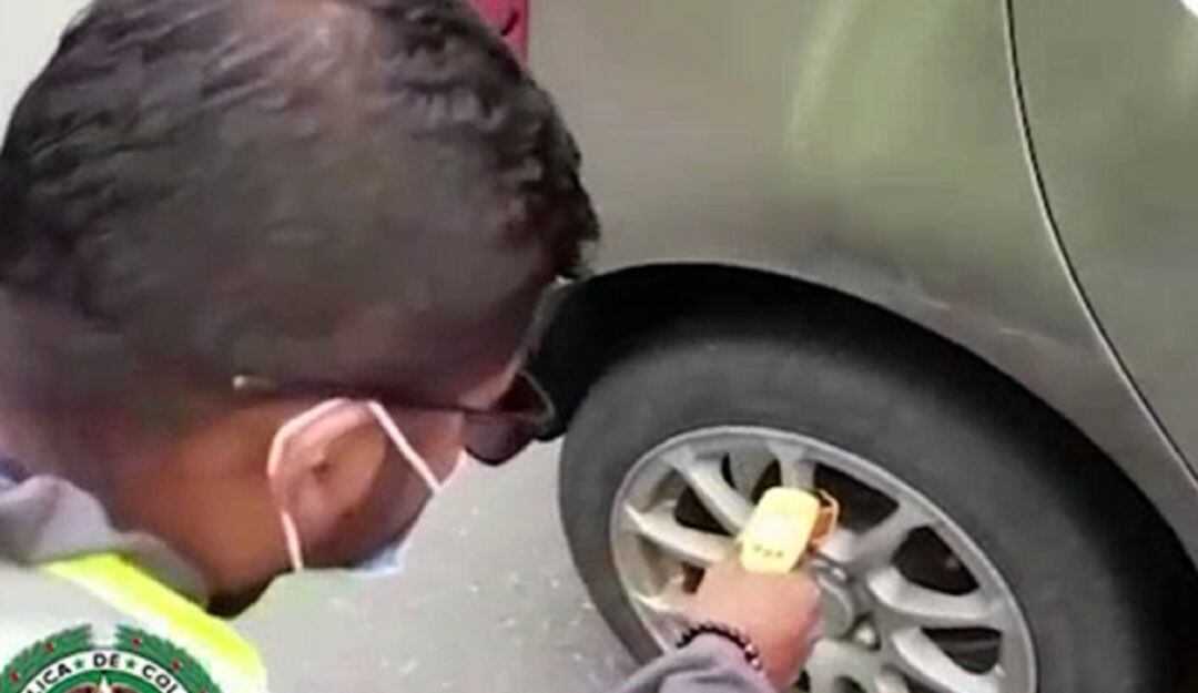 Policía de tránsito verifica estado de los frenos/ Archivo