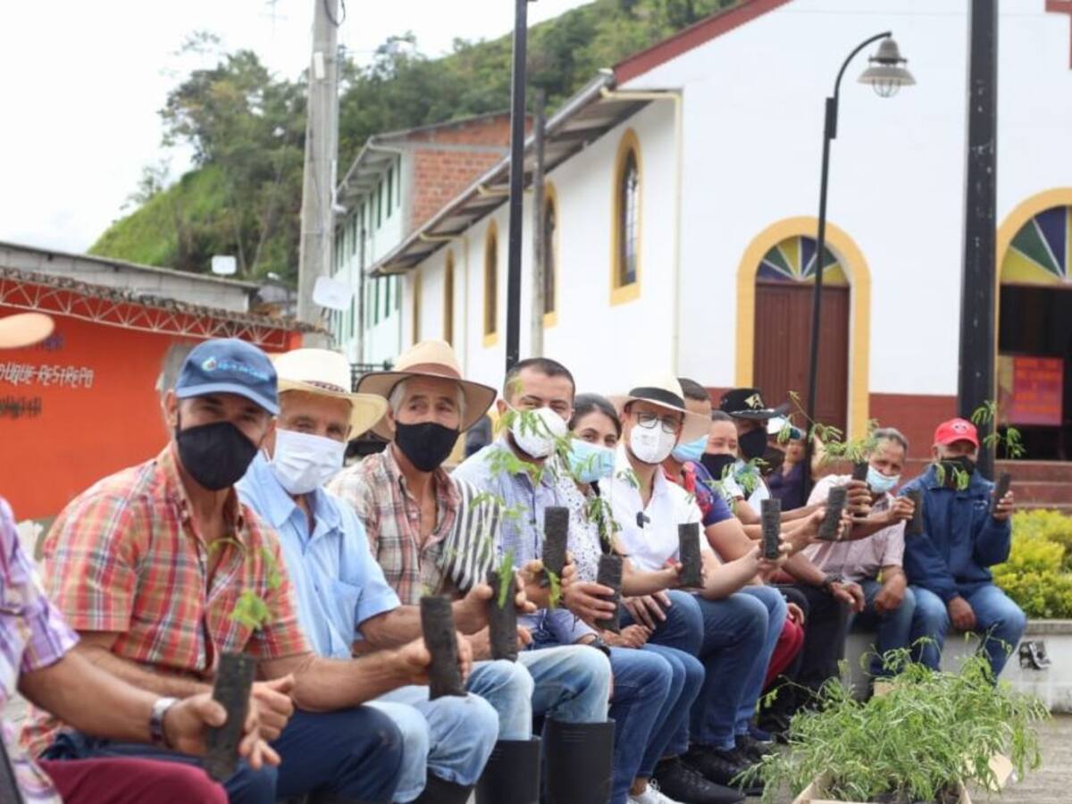 Se entregaron insumos para estufas ecoeficientes en Marulanda y Montebonito