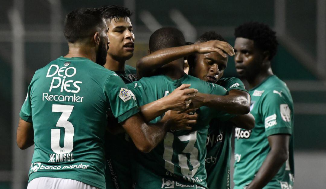 Los jugadores del Cali festejan el gol de Juan Camilo Angulo.