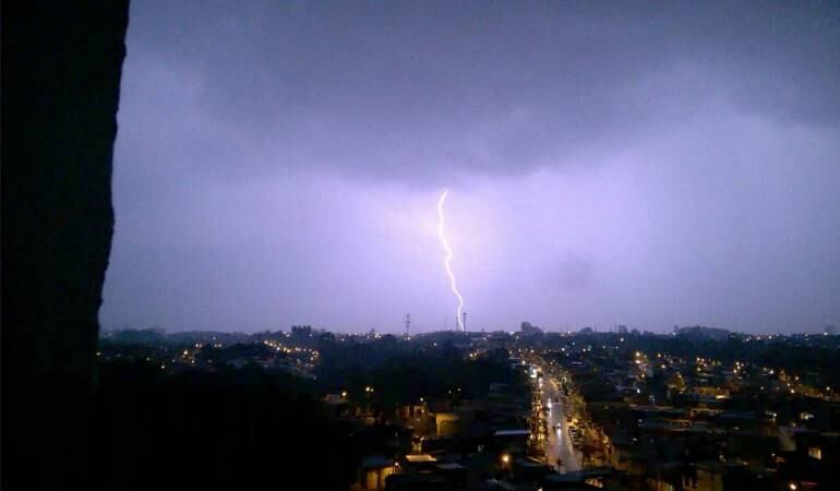 Desde la Empresa de Energía del Quindío llamaron a los ciudadanos a desconectar los electrodomésticos cuando se presenten las tormentas.