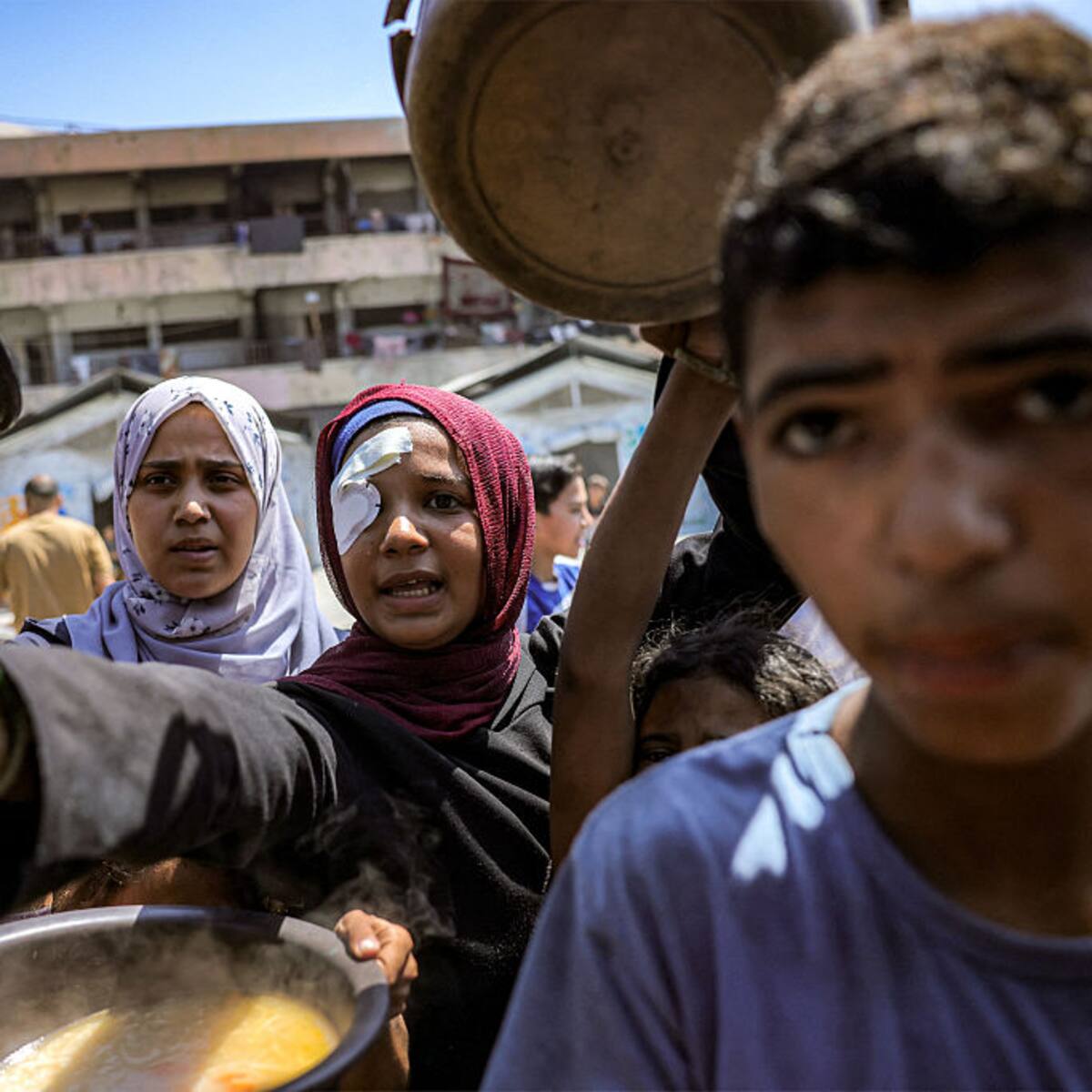 Estampida en centro de distribución de ayuda en Gaza deja 20 personas muertas