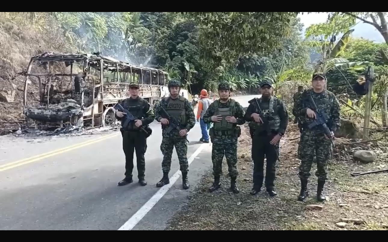 El Ejército dio un parte de tranquilidad a los habitantes de Dabeiba al confirmar que la quema del bus no fue un atentado terrorista. Foto: Ejército.