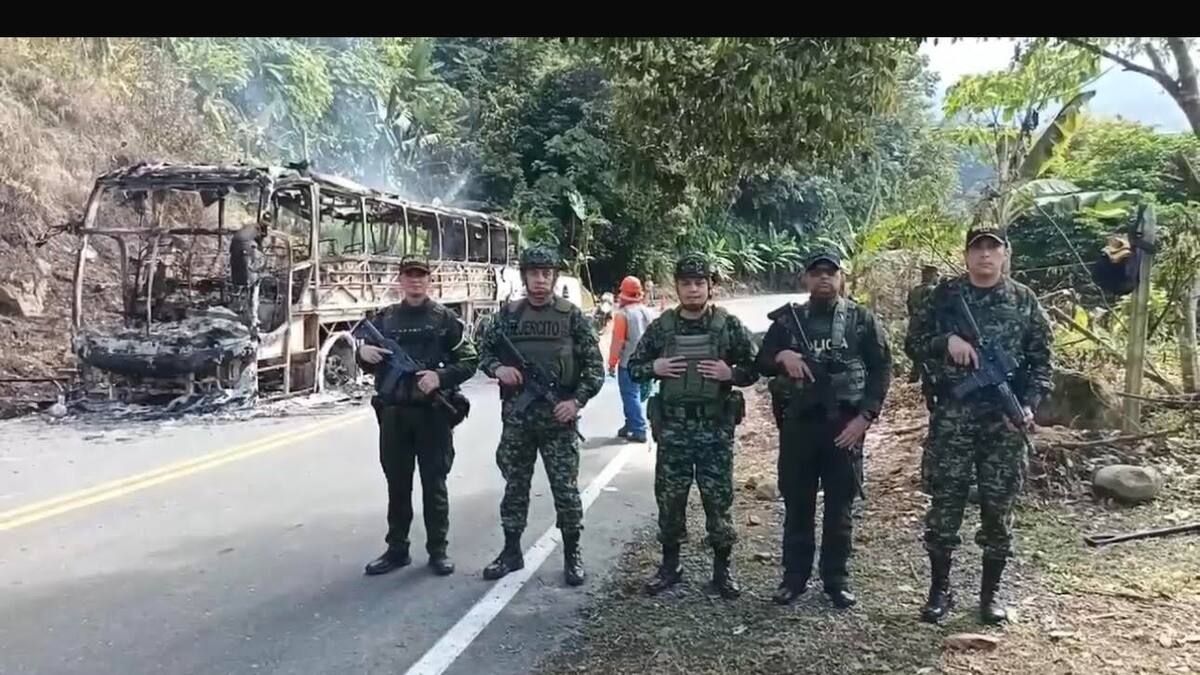 Bus incinerado en Dabeiba se debió a fallas mecánicas y no a un ataque terrorista: Ejército