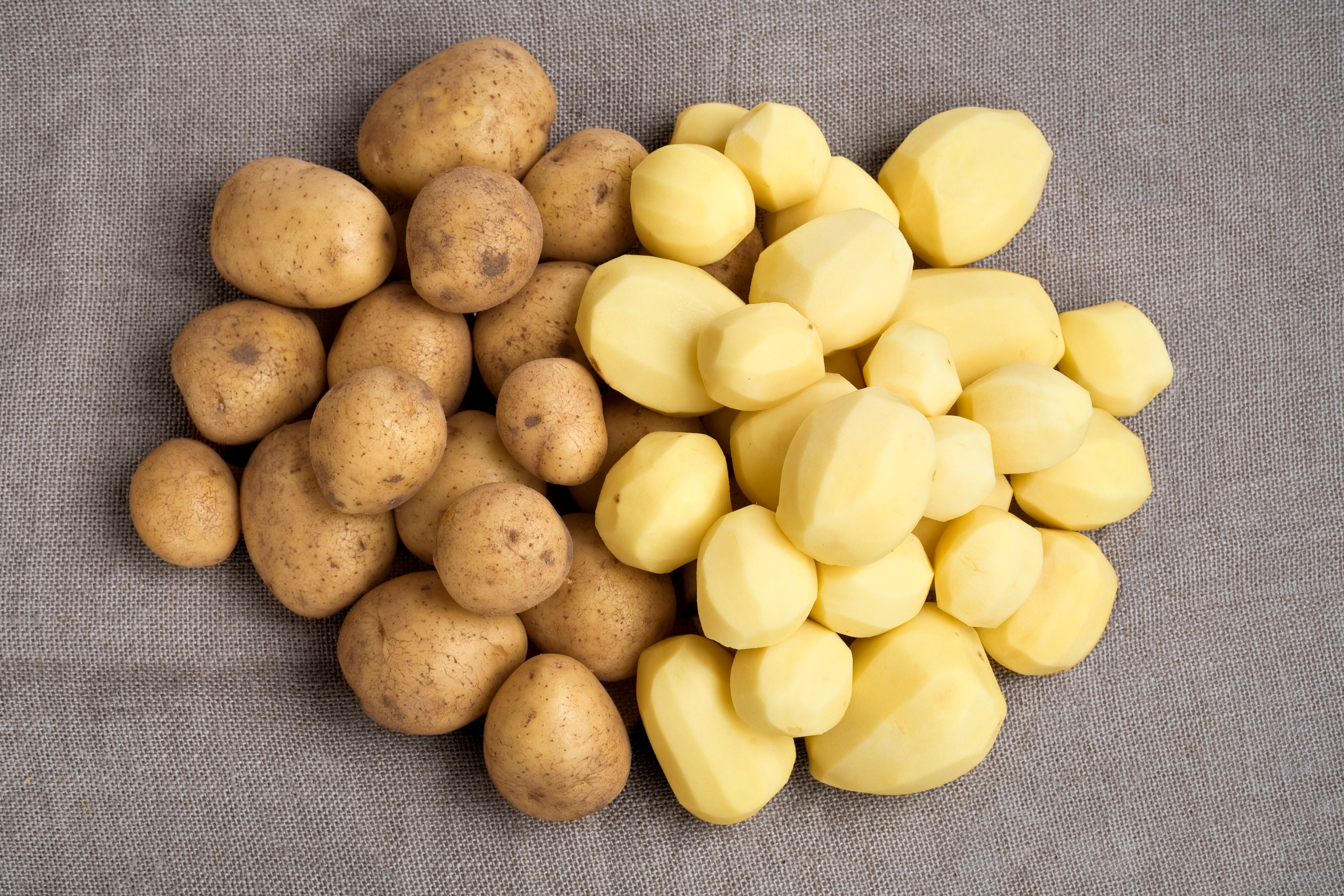 Grupo de papas con y sin cáscara. (Foto vía Getty Images)