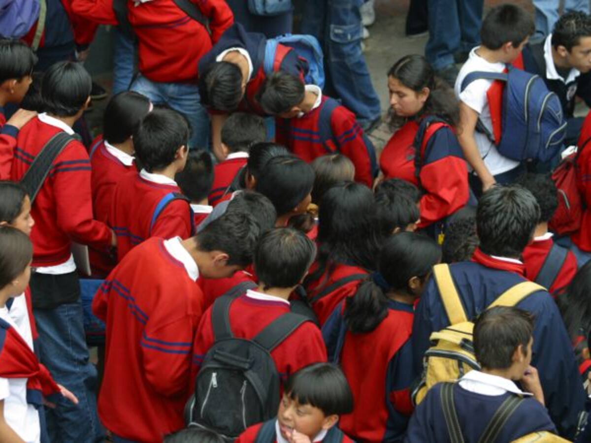 Peligro, niños en la vía