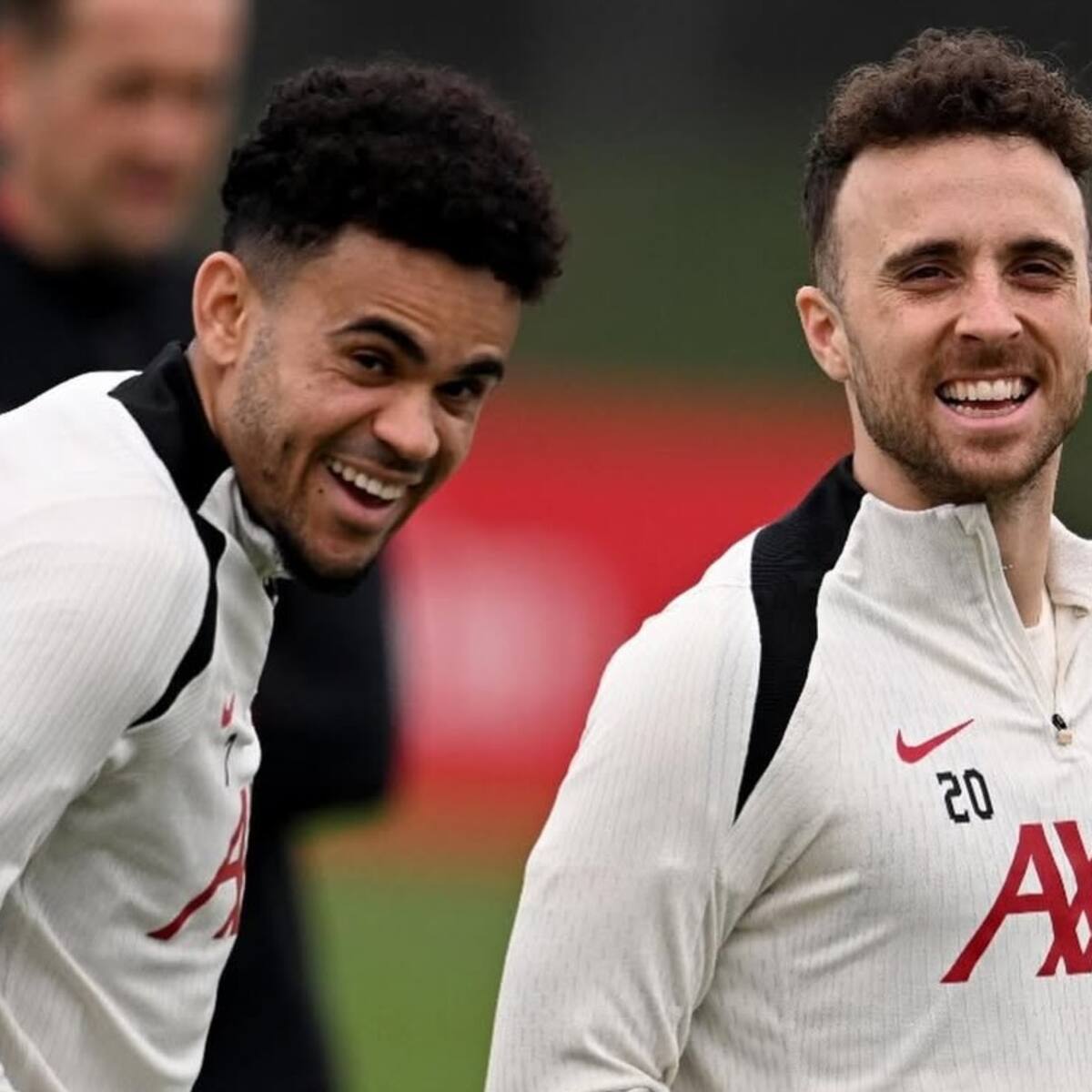 Imágenes emotivas: Luis Díaz, entre lágrimas, tras asistir a evento conmemorativo por Diogo Jota