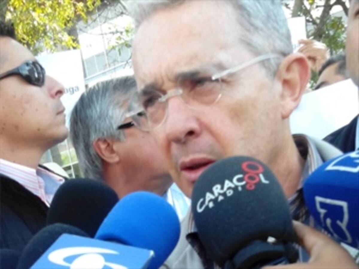 Sigue la persecución política, dice Uribe sobre María del Pilar Hurtado